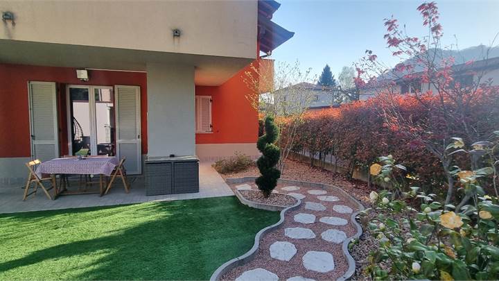 VENDESI PORZIONE DI VILLA BIFAMILIARE - BISUSCHIO