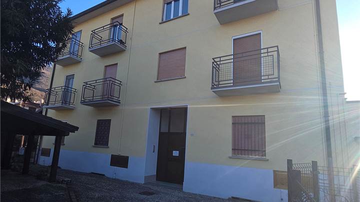 Bilocale con giardino esclusivo – Porto Ceresio a pochi passi dal Lago Ceresio / Lugano